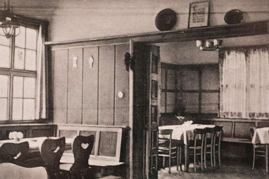 Wirtschaft mit Nebenzimmer – mit Wand-verkleidung aus Leinen bis ca. 1960 Wirtschaft mit Nebenzimmer – mit Wandverkleidung aus Leinen bis ca. 1960