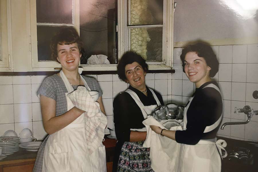 Fleissige Hände in der alten Küche um ca. 1961 Fleissige Hände in der alten Küche um ca. 1961